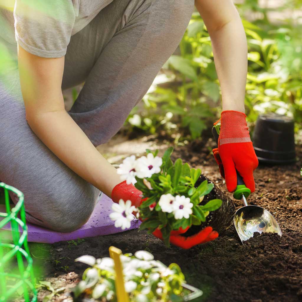 GARDEN KNEELING MAT IN USE